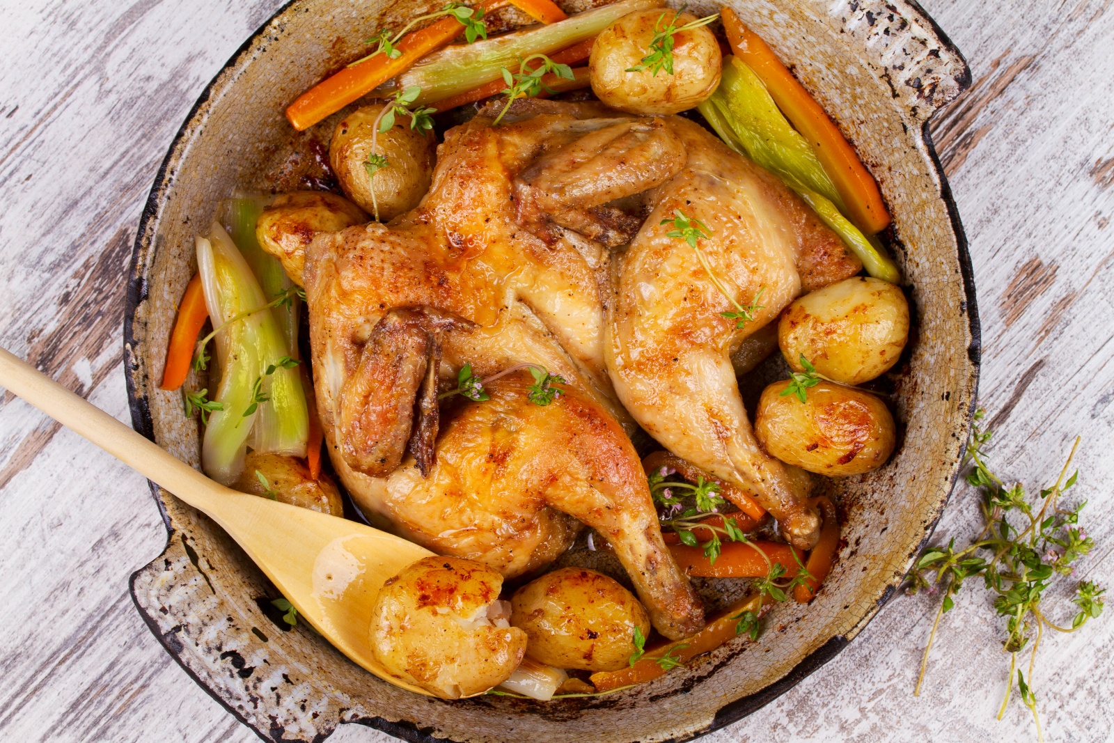 Kurczak zapiekany z porem i marchewką