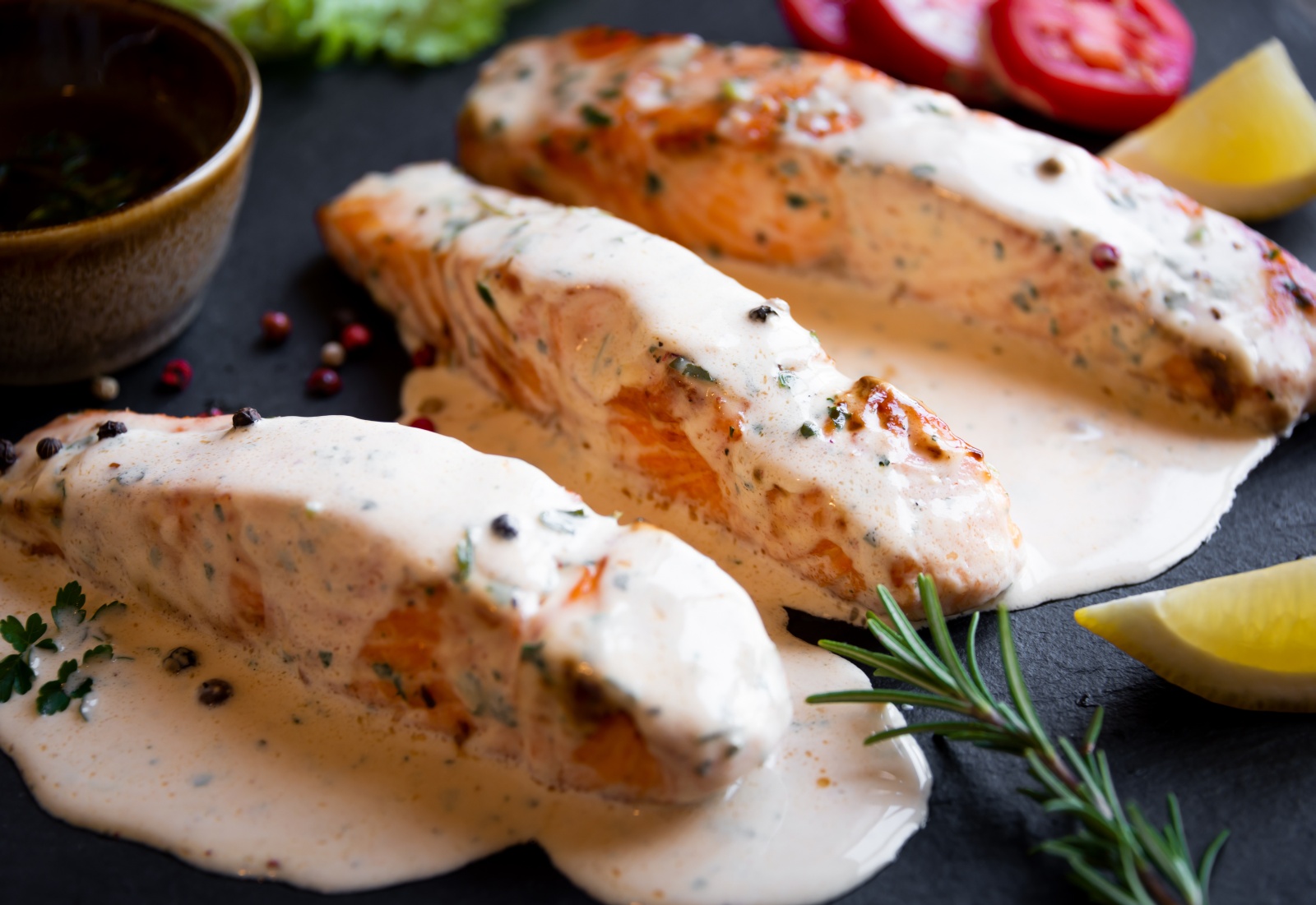 Smażony łosoś w sosie kurkowym